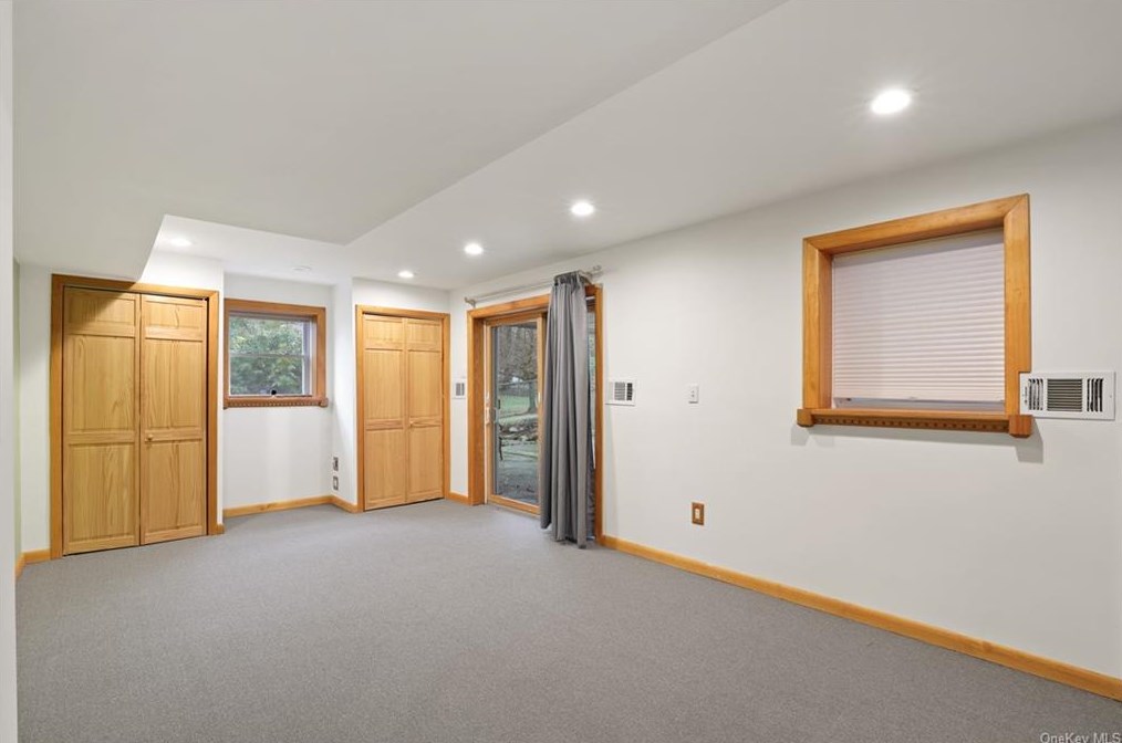 2 Castle Dr, Chestnut Ridge NY  10977-6523 exterior