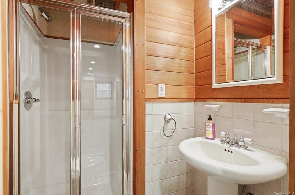 2 Castle Dr, Chestnut Ridge NY  10977-6523 exterior