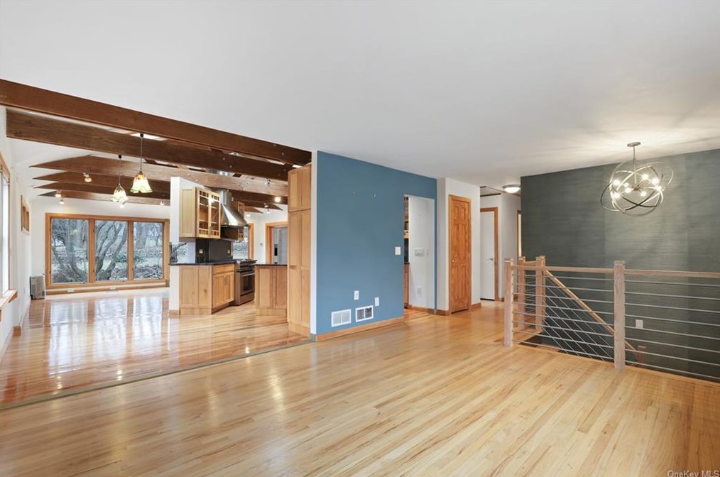 2 Castle Dr, Chestnut Ridge NY  10977-6523 exterior