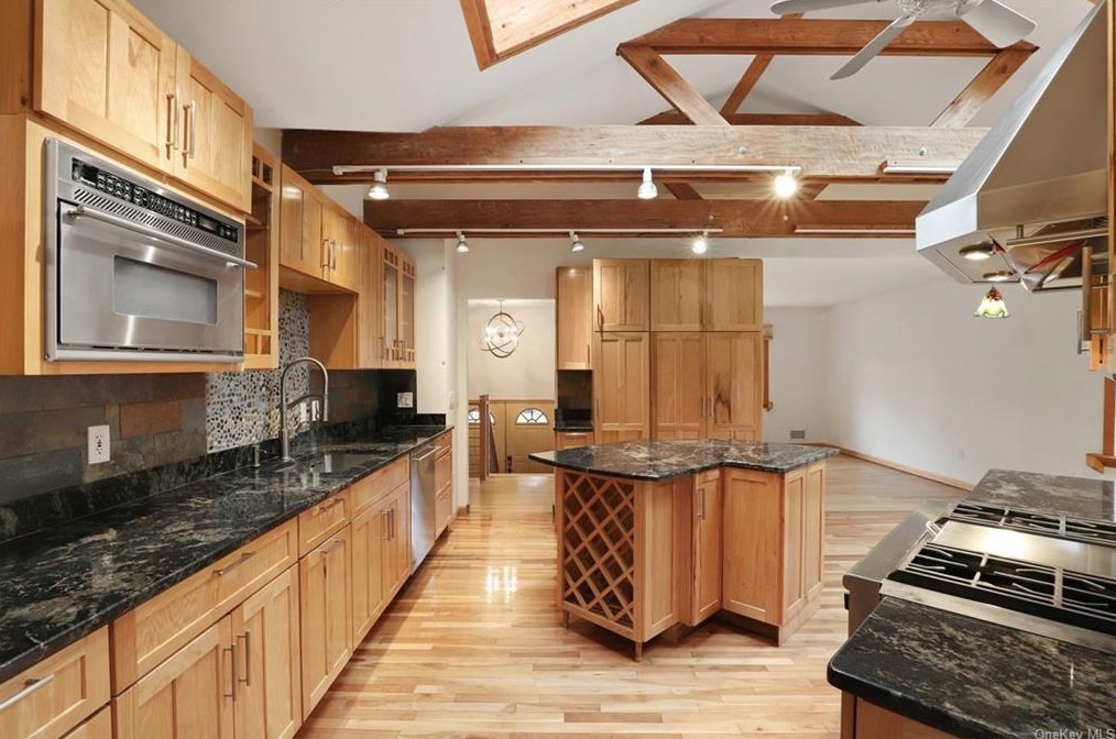 2 Castle Dr, Chestnut Ridge NY  10977-6523 exterior