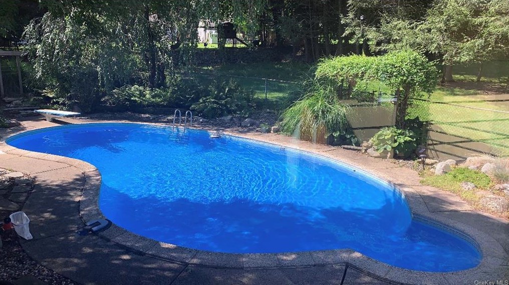 2 Castle Dr, Chestnut Ridge NY  10977-6523 exterior