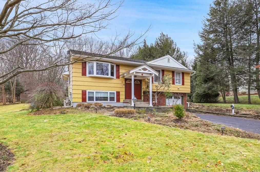 2 Castle Dr, Chestnut Ridge, NY 10977