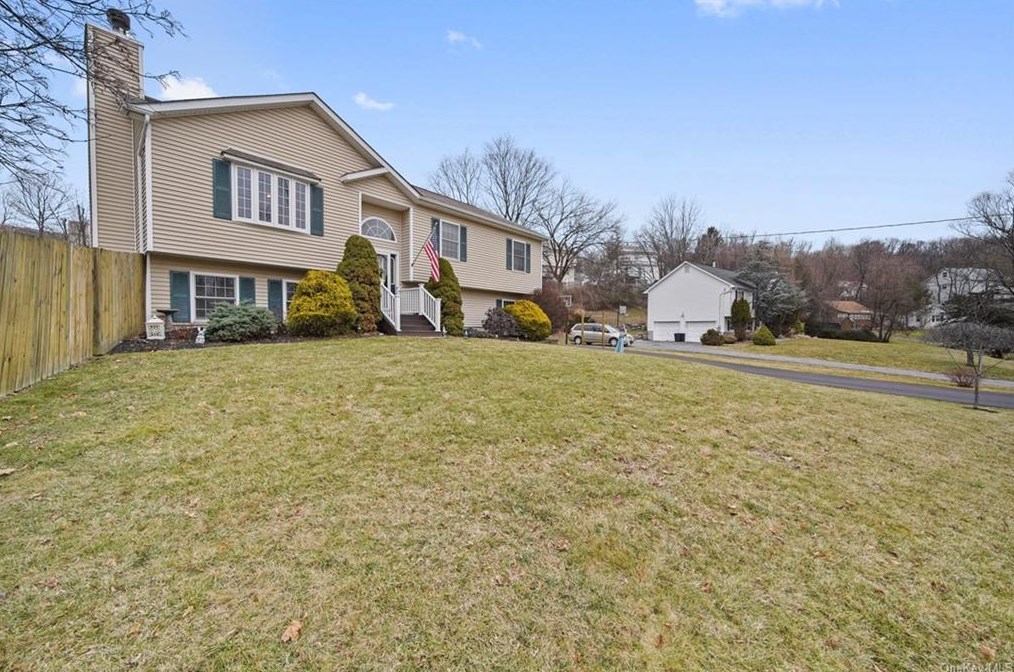 17 Interlochen Pkwy, Monroe, NY 10950-1224