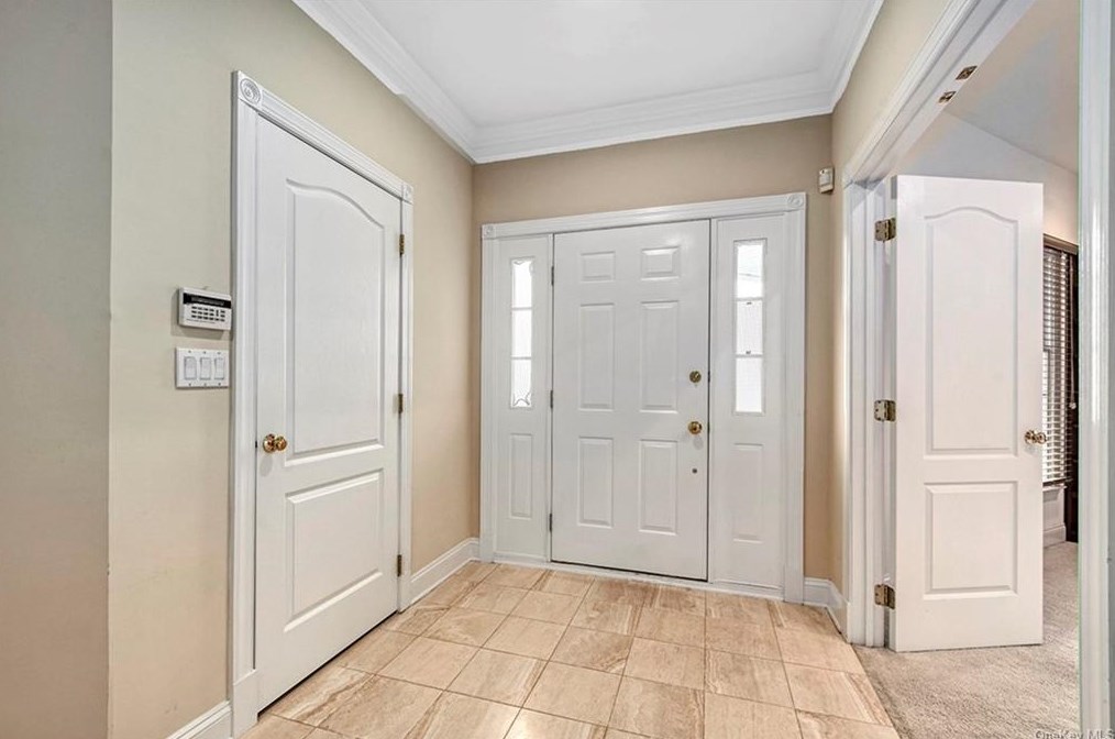 4 Club Pointe Dr, White Plains, NY 10605