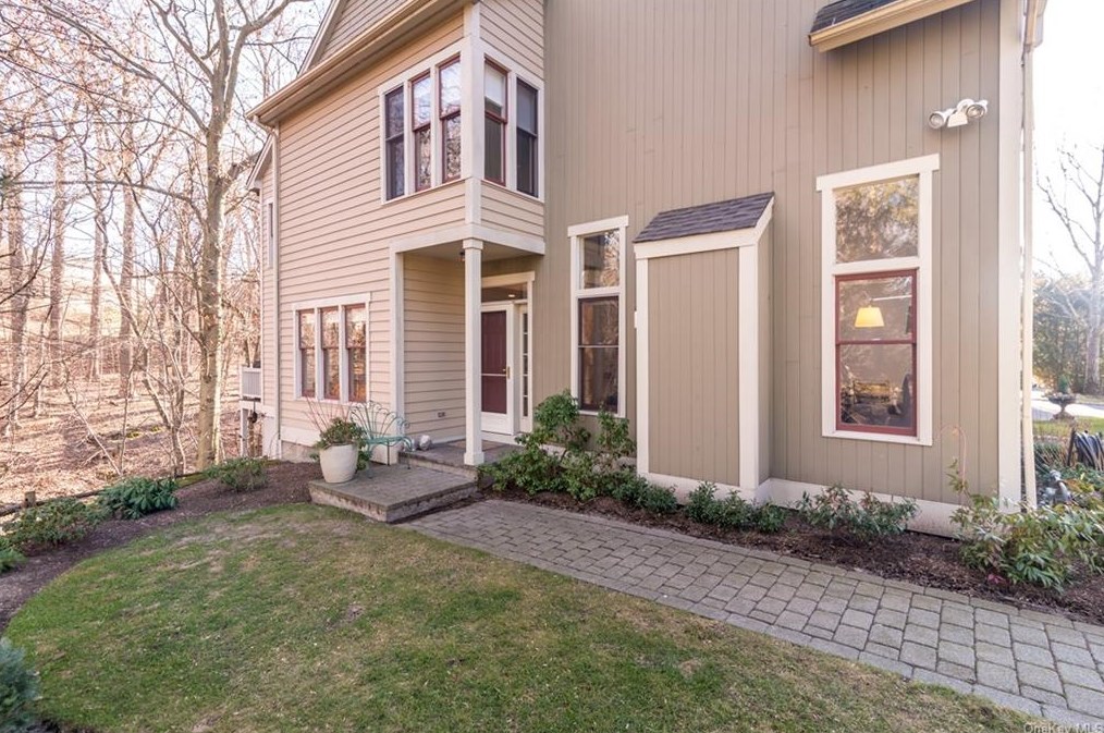 13 Landing Dr, Dobbs Ferry, NY 10522-1181