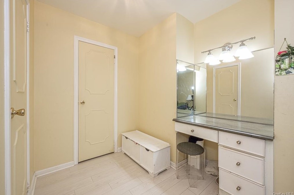 1 Country Ridge Cir, Rye Brook NY  10573-1040 exterior