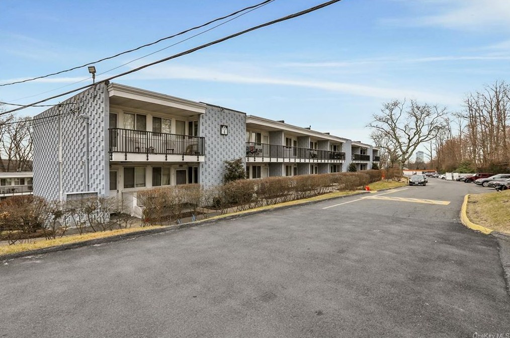 4 Wyndover Woods Ln, White Plains, NY 10603