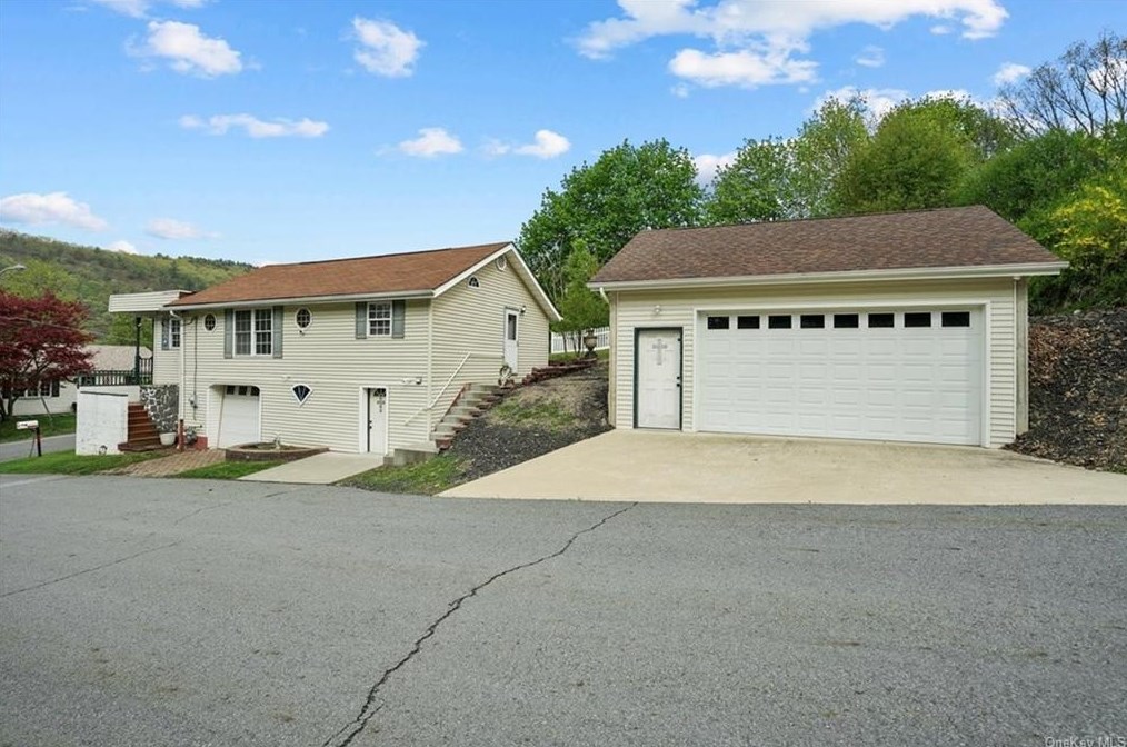 13 Stoll St, Port Jervis, NY 12771-1111