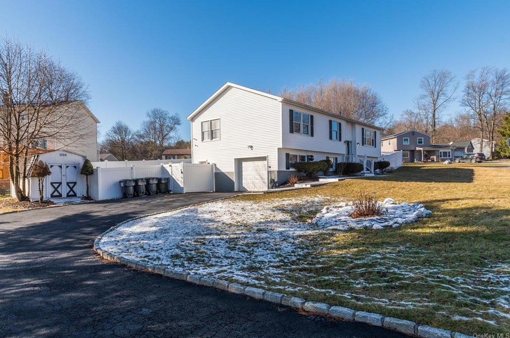8 Rondack Rd, Middletown, NY 10941