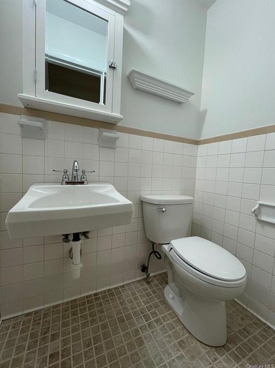 220 Kearsing Pkwy, Chestnut Ridge NY  10952-2206 exterior