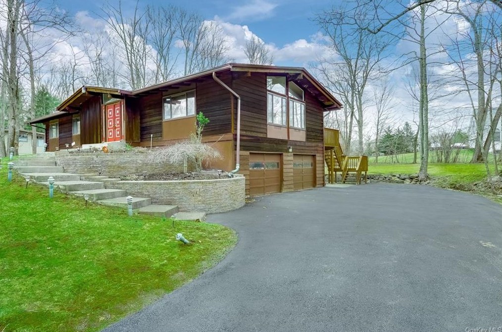 6 Doe Dr, Airmont, NY 10901
