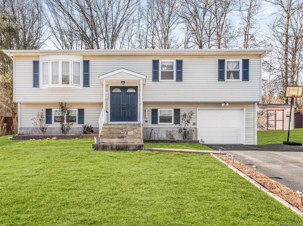 6 Ted Miller Dr, Maybrook, NY 12543