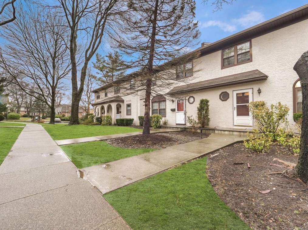 80 Somerset Dr, Airmont, NY 10901