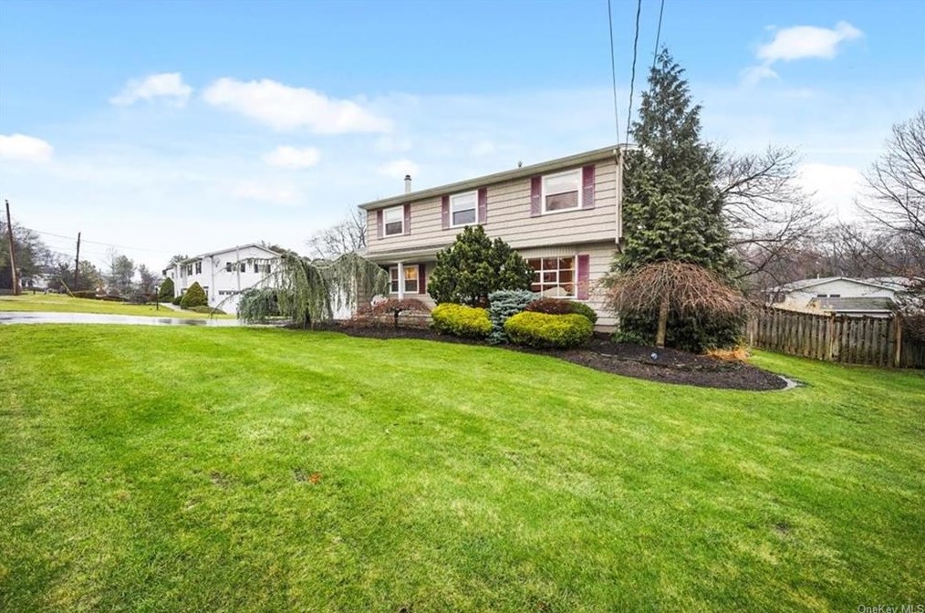 69 Princeton Dr, Tappan, NY 10983-1613