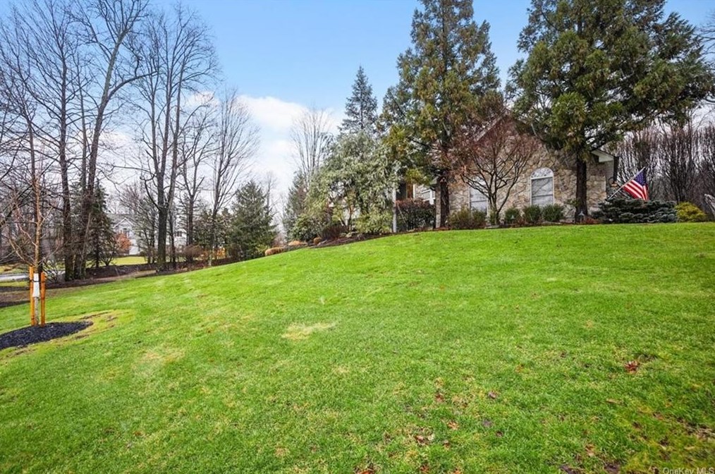 3 Divot Pl, Airmont, NY 10901