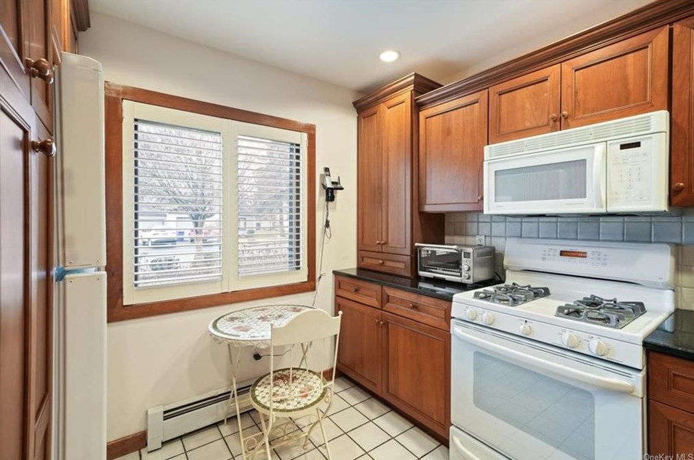 24 Butler Dr, Goshen NY  10924-2416 exterior