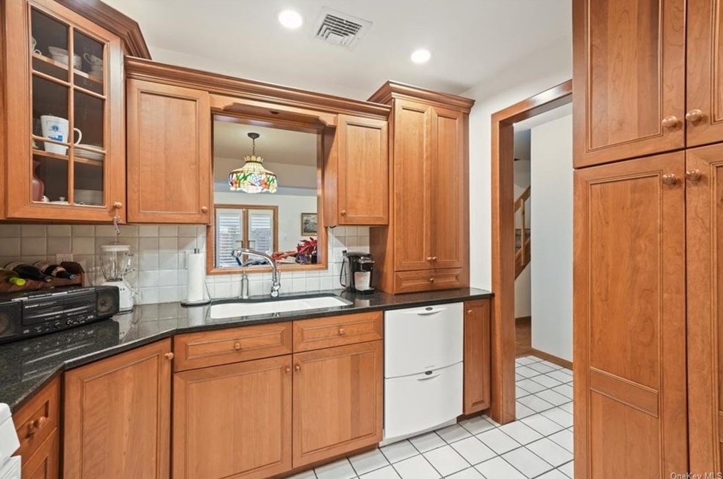 24 Butler Dr, Goshen NY  10924-2416 exterior