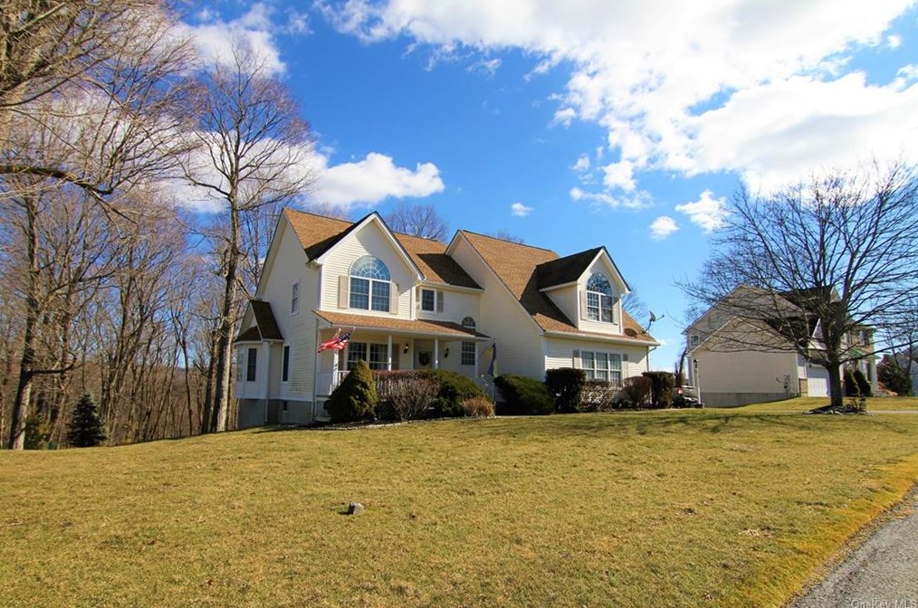 189 Roosevelt Dr, Poughquag, NY 12570