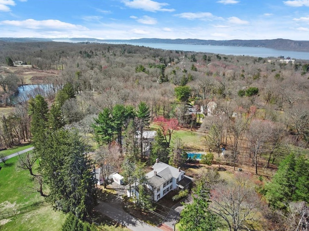 2 Central Dr W, Briarcliff, NY 10510