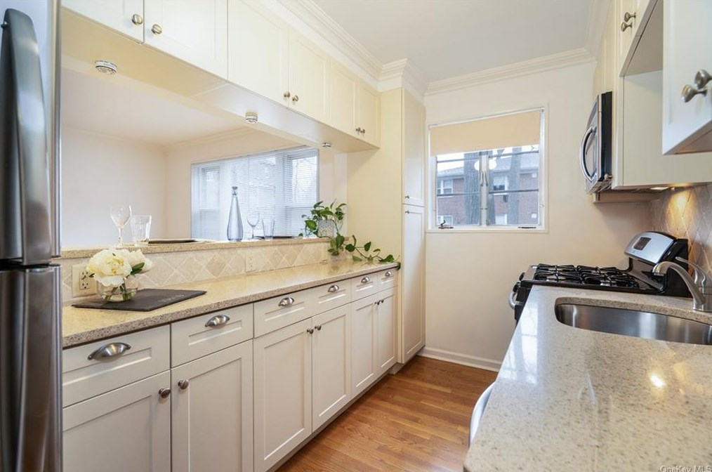 5 Walnut St #b8, Rye, NY 10580