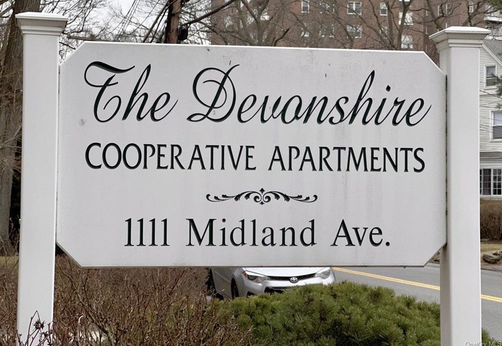 1111 Midland Ave, Yonkers NY  10708-6322 exterior