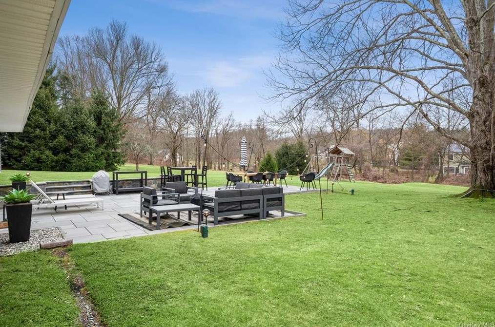 4 Grayrock Pk Rd, Mount Kisco NY  10549-3631 exterior