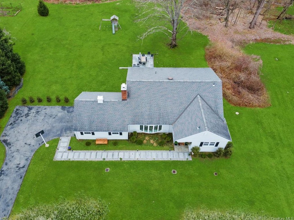 4 Grayrock Pk Rd, Mount Kisco NY  10549-3631 exterior