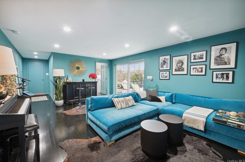 4 Grayrock Pk Rd, Mount Kisco NY  10549-3631 exterior