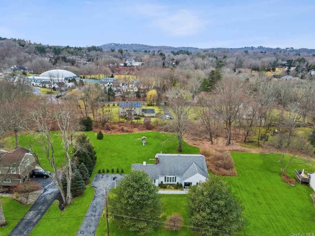 4 Grayrock Pk Rd, Mount Kisco NY  10549-3631 exterior