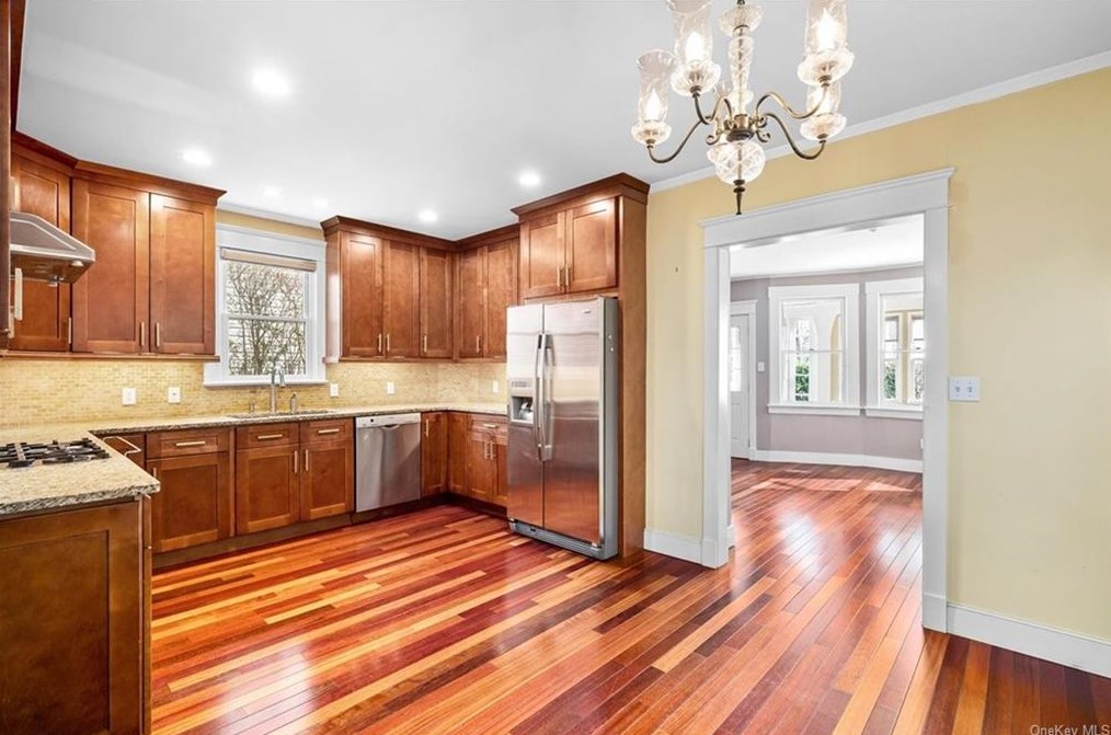 24 Plymouth Rd, Larchmont NY  10538-3217 exterior