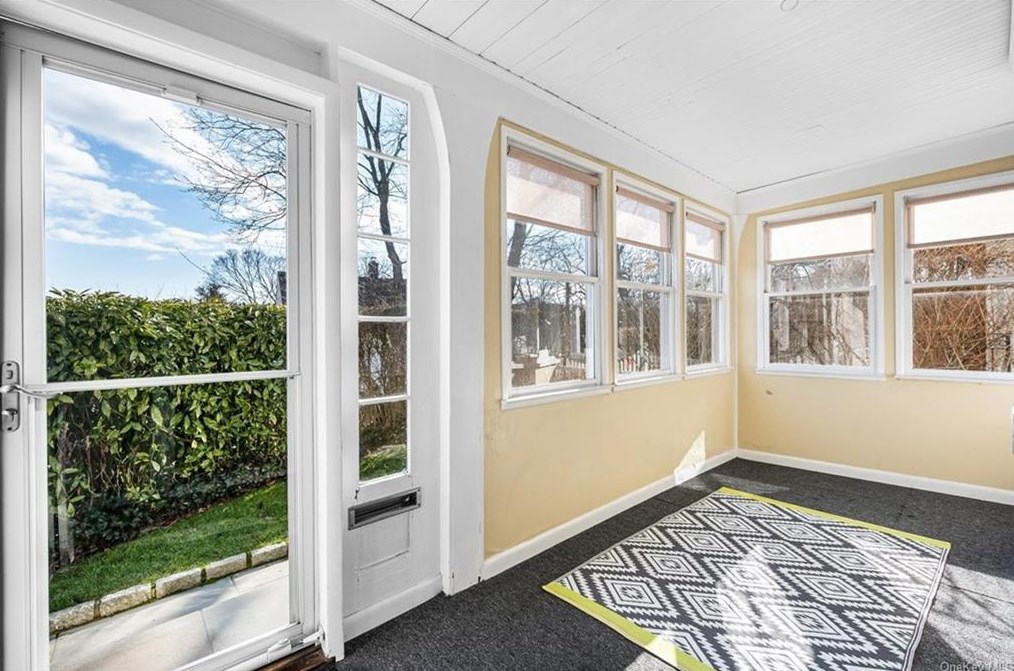 24 Plymouth Rd, Larchmont NY  10538-3217 exterior