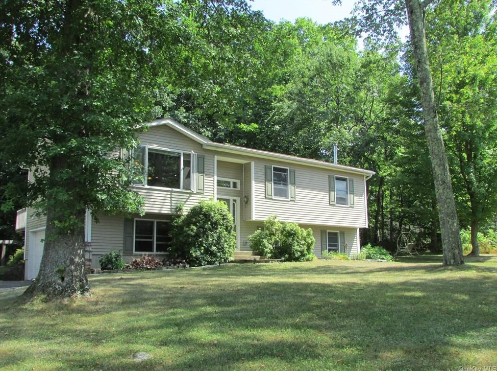 3 Peaceful Ct, Wallkill, NY 12589
