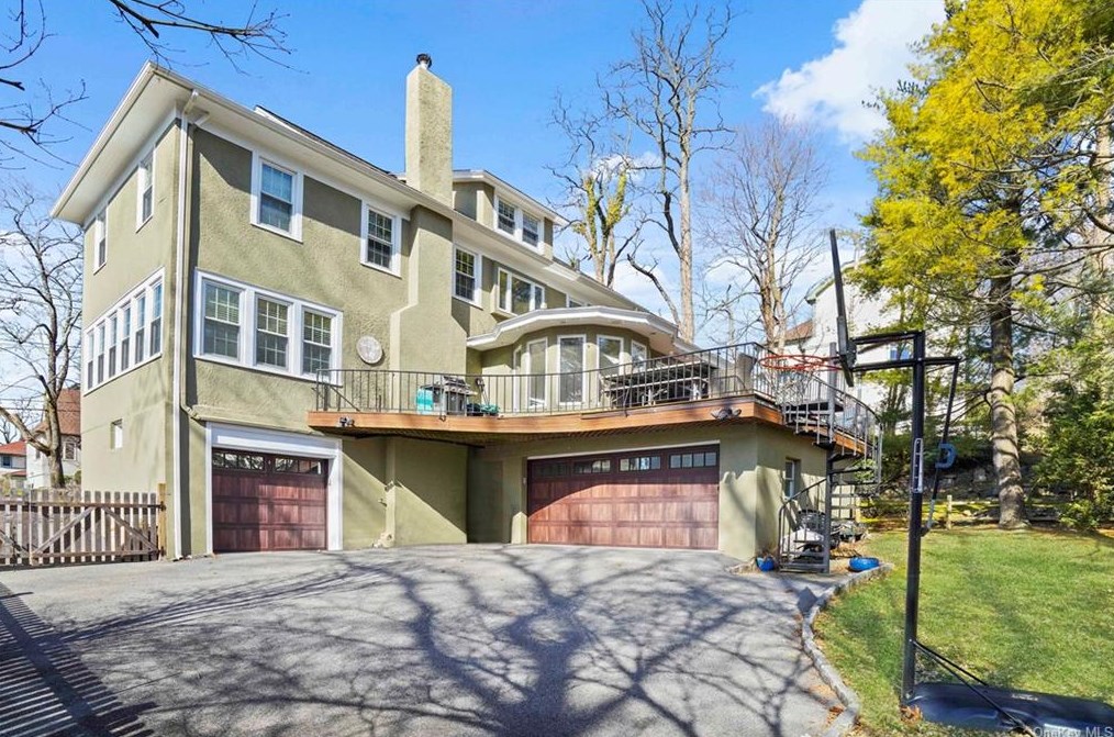 16 Calumet Ave, Yonkers, NY 10706-1816
