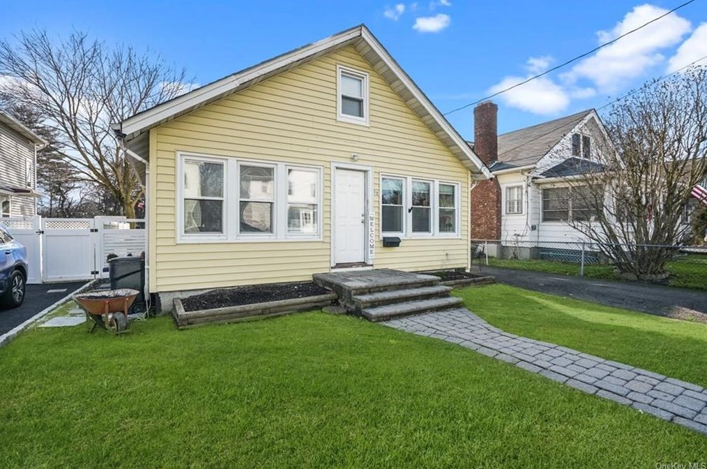 12 Smith St, Stony Point, NY 10980