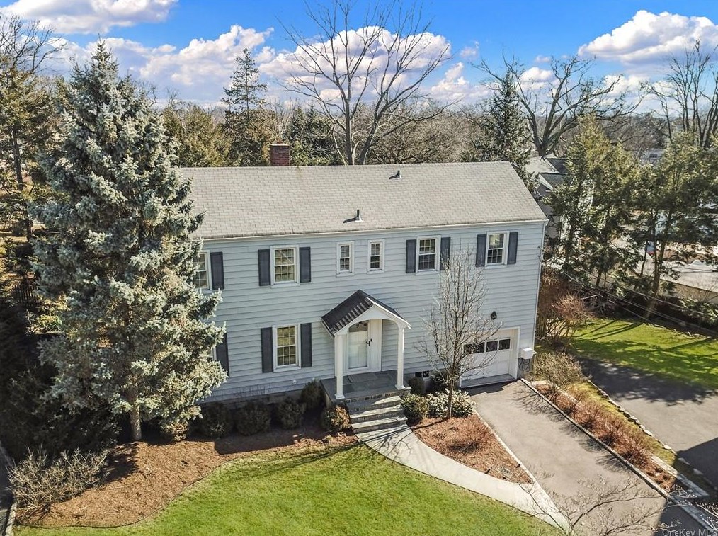 9 Lundy Ln, Larchmont, NY 10538-2528