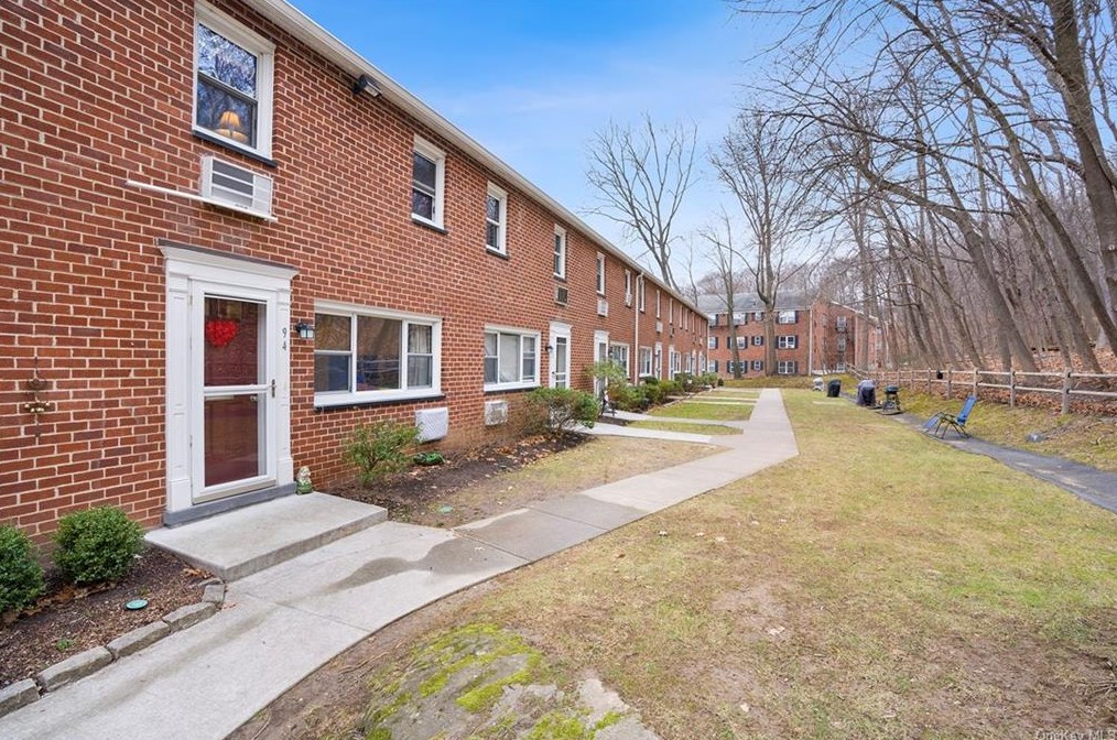 94 Charter Cir #94, Crotonville, NY 10562