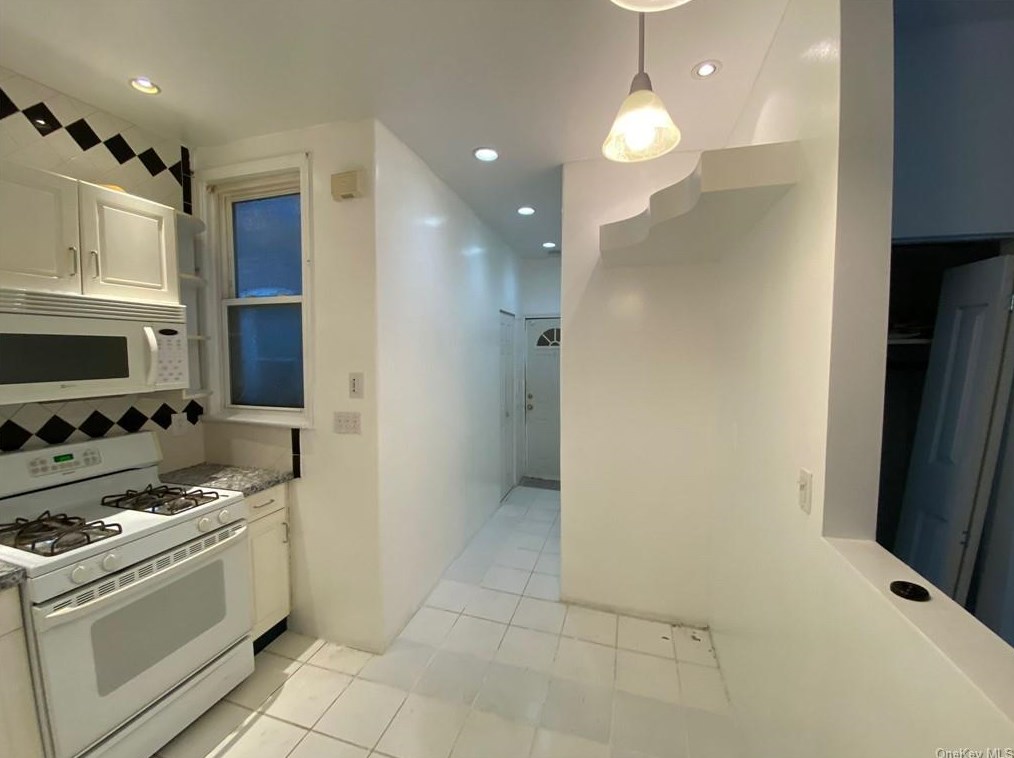 3106 E Tremont Ave, Bronx, NY 10461