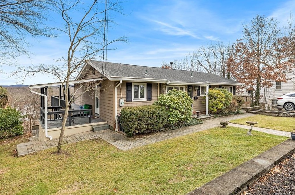 16 Lindbergh Ln, New City, NY 10956