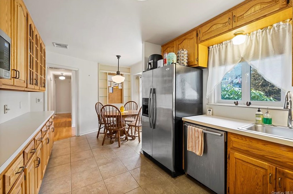 16 Lindbergh Ln, New City NY  10956-3110 exterior