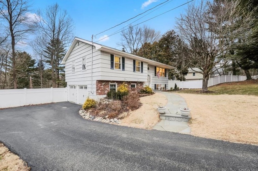 2568 Windmill Ct, Yorktown Hgts, NY 10598
