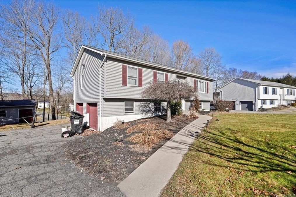 6 Massachusetts Dr, Newburgh, NY 12550-1864