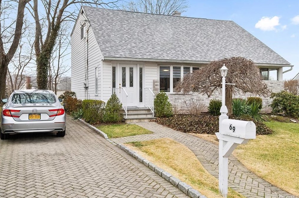 69 Heathcote Rd, Yonkers, NY 10710-3507