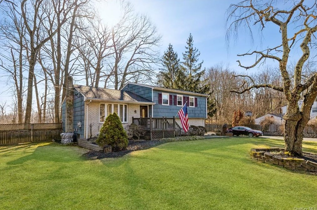 10 Stoneham Ln, New City, NY 10956-1121
