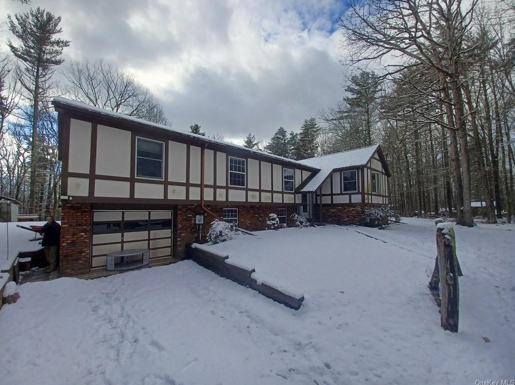 779 E Peenpack Trl, Sparrowbush, NY 12780