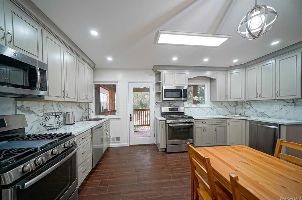 7 Daisy Ct, Airmont, NY 10901
