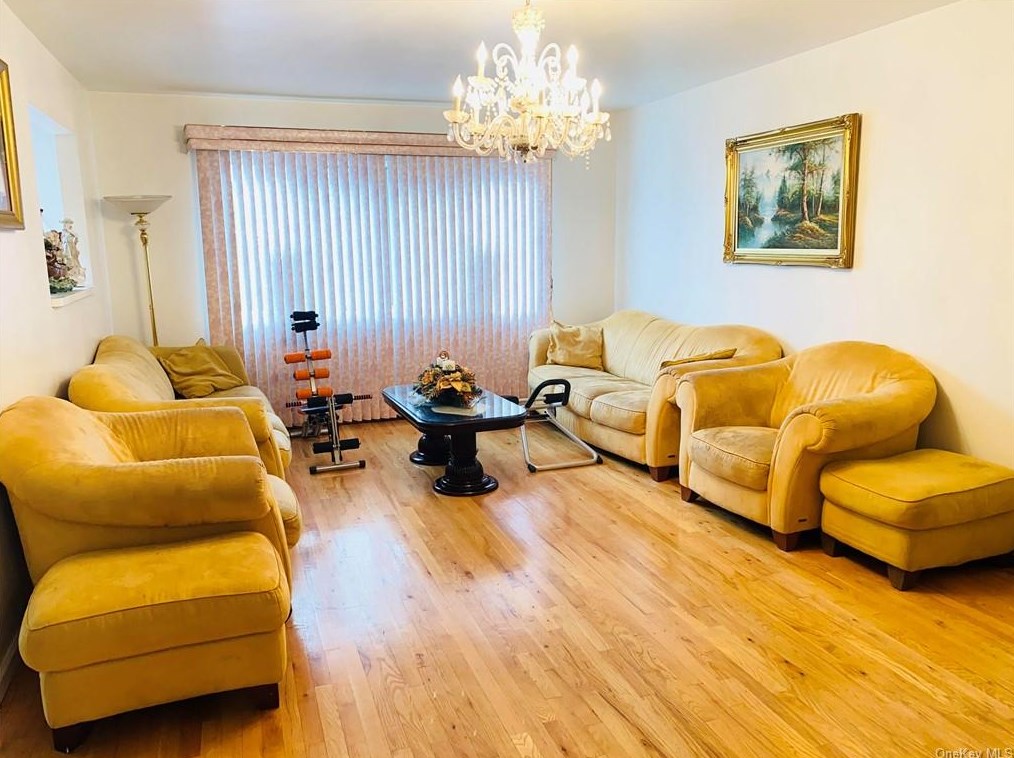 19 Larry Pl, Yonkers, NY 10701-5309
