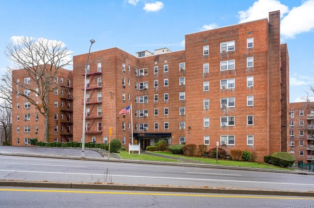 682 Tuckahoe Rd, Yonkers NY  10710-5239 exterior