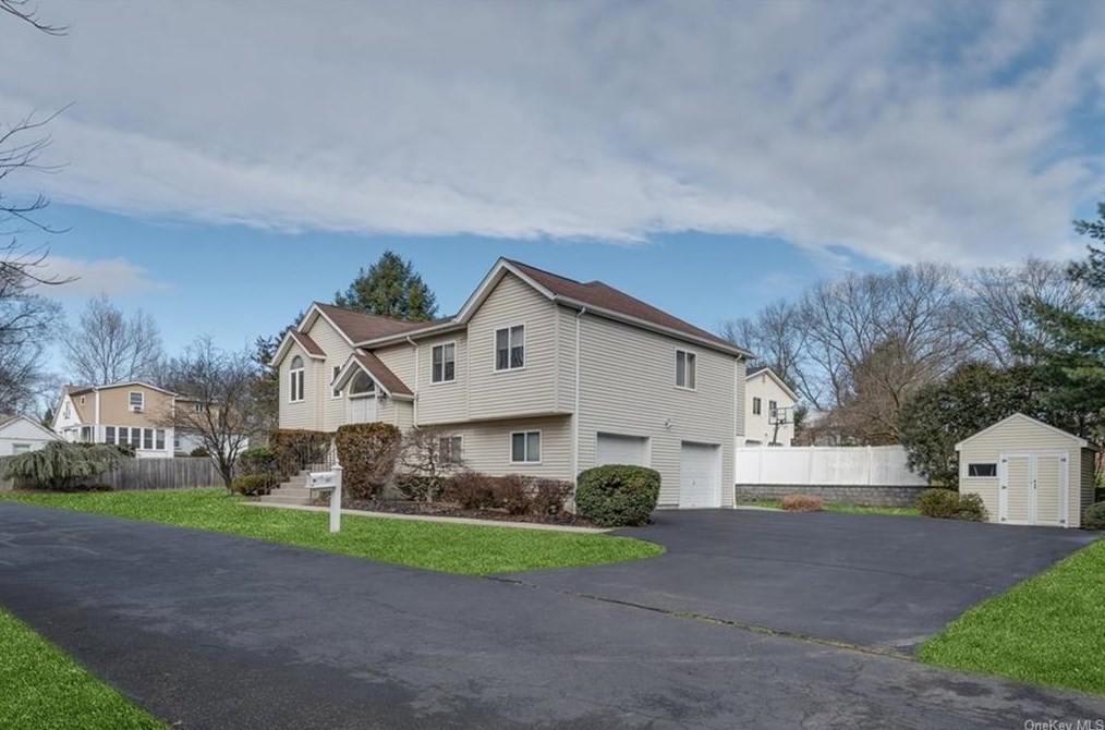 107 Austin Ave, Tappan, NY 10983-1703