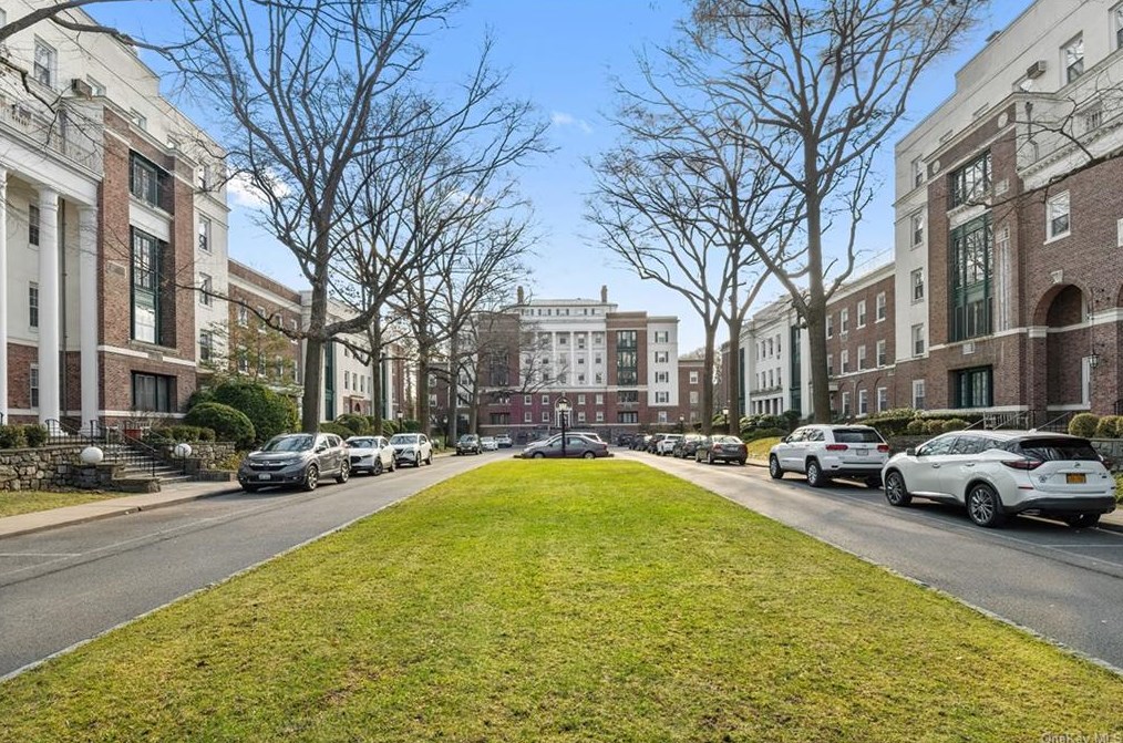 8 Brooklands #3a, Yonkers, NY 10708