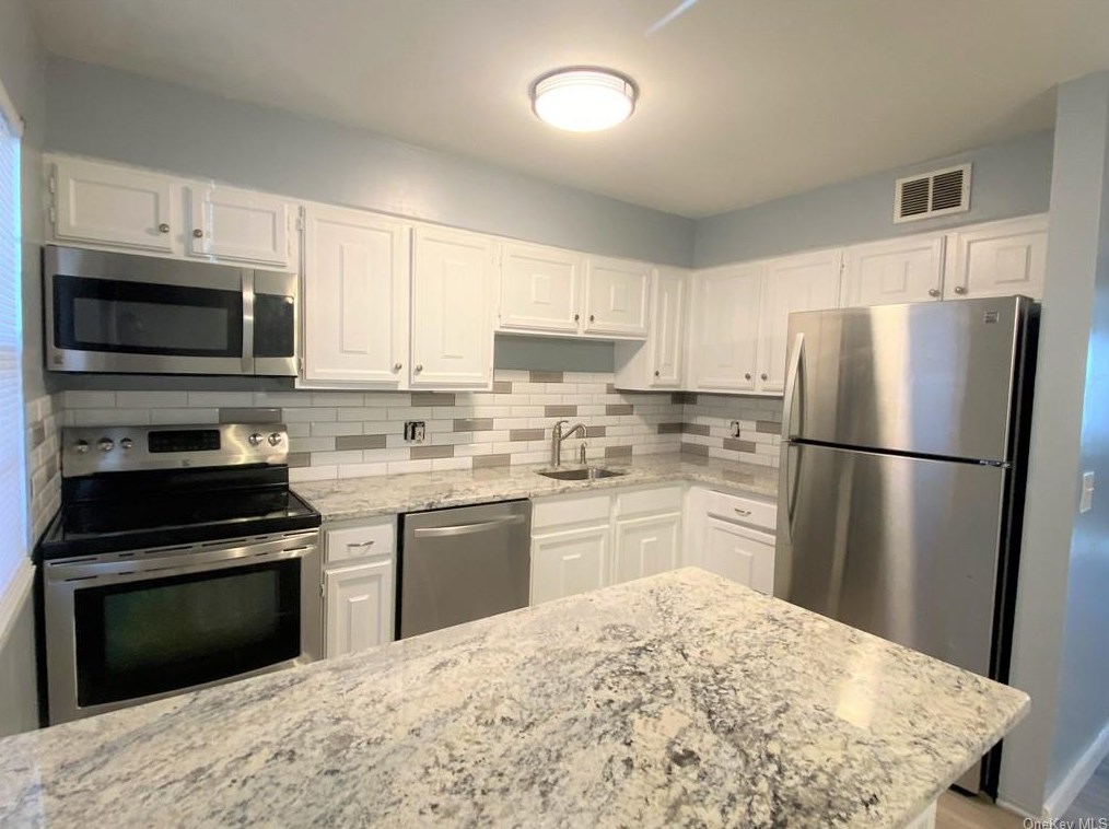 15 Weathervane Dr Apt 10, Washingtonville, NY 10992